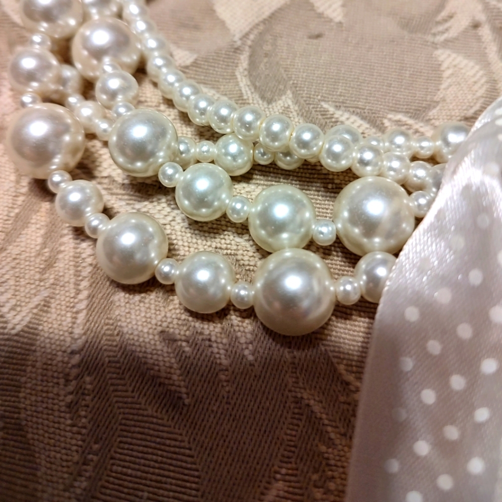 🩷🤍🩷 Luscious Vintage Multi-Strand Dimensional Pearl & Pink Ribbon Necklace - Picture 2 of 11